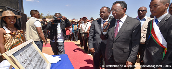 Pose de première pierre de la centrale d’Ampitabepoaky