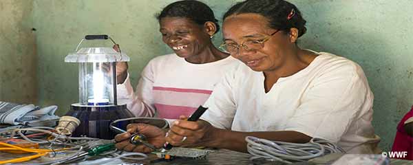 Des Grands-mères Malagasy devenues techniciennes solaires